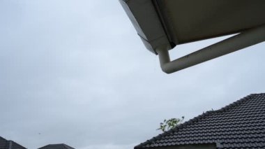 Yağmur mevsimi, bardaktan boşanırcasına sağanak yağmur çatı katı.