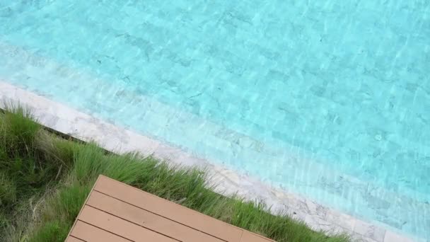 慢动作 清澈的水面 蓝色游泳池 白色瓷砖地板 — 图库视频影像