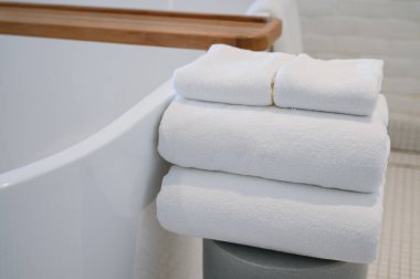 Banyoda küvete beyaz havlular konuldu.
