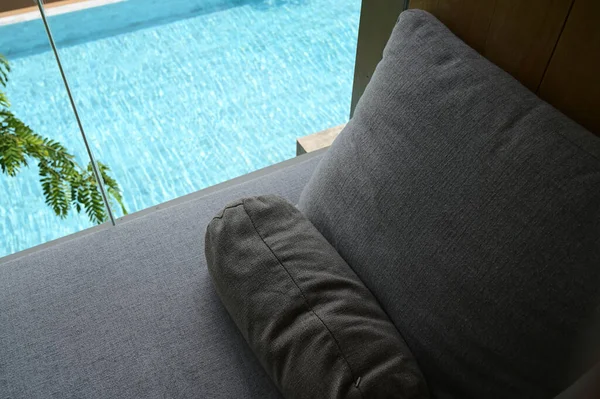 Bantal Abu Abu Diletakkan Tempat Tidur Pemandangan Kolam Renang — Stok Foto