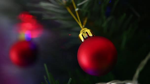 Рождественский Красный Шар Украшения Елку Красивым Праздником Света — стоковое видео