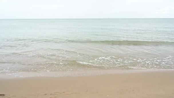 Paisagem Praia Areia Com Onda Mar Belo Dia — Vídeo de Stock