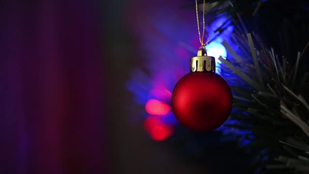 Рождественский Красный Шар Украшения Елку Красивым Праздником Света — стоковое видео