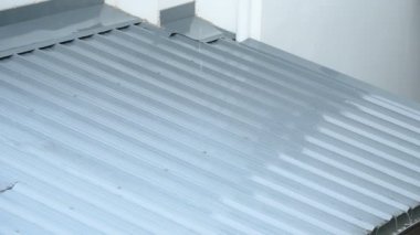 Yağmur mevsimi, çatıdaki eve sağanak yağmur.