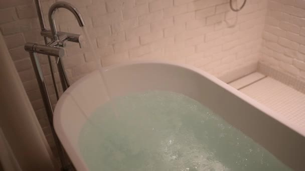 Zeitlupenszene Wasser Fließt Badewanne — Stockvideo