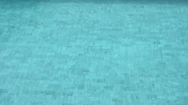 Pomalý Pohyb Průzračná Vodní Hladina Modrém Bazénu Bílou Dlaždicovou Podlahou — Stock video