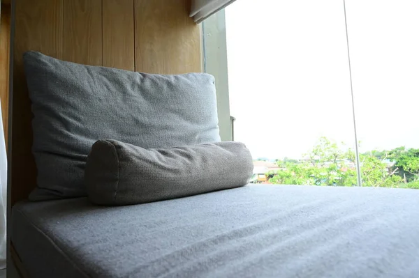 房间里放在床上的灰色枕头 — 图库照片