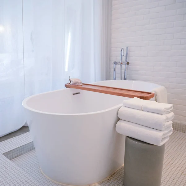 タオルとバスタブ付きの白いバスルーム — ストック写真