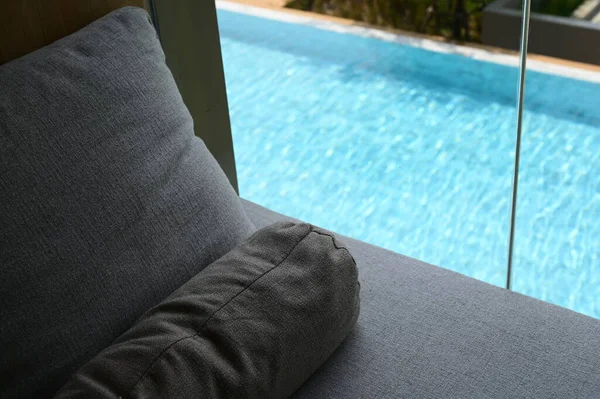 Almohada Gris Puesta Cama Vista Piscina — Foto de Stock