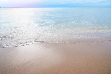Mavi gökyüzü ile deniz ve kum, doğal arkaplan