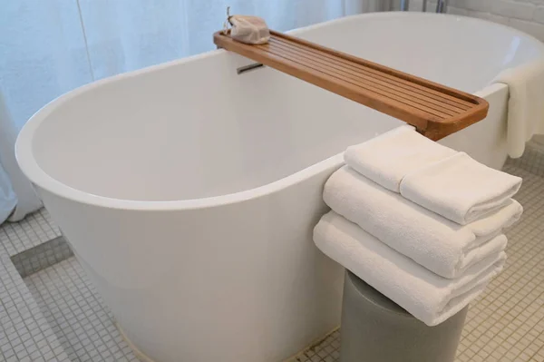 Banheiro Branco Com Toalhas Banheira — Fotografia de Stock