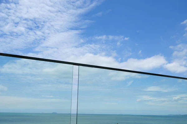Balkon Kaca Dengan Latar Belakang Laut Dan Langit — Stok Foto