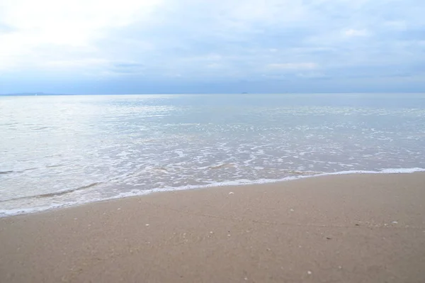 Mar Areia Com Céu Azul Fundo Natural — Fotografia de Stock