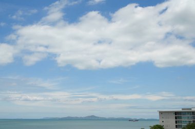 Kasaba manzaralı mavi gökyüzü ve deniz