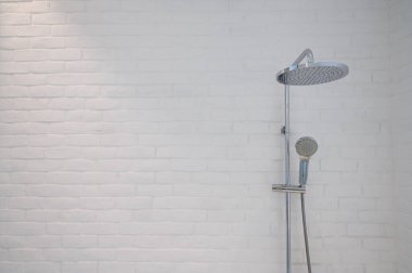 Beyaz banyoda yangın musluğu duşu.