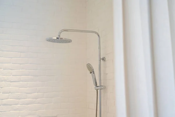 Prysznic Hydrant Białej Łazience — Zdjęcie stockowe