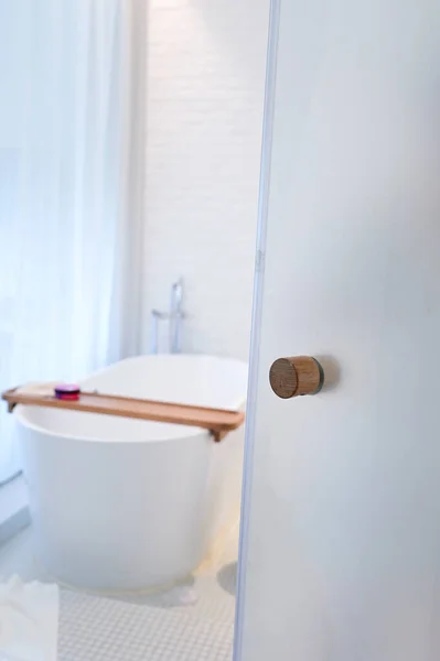 Baño Blanco Con Toallas Bañera — Foto de Stock