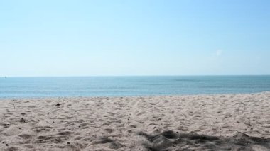 Kum plajındaki deniz manzarasının güzel manzarası