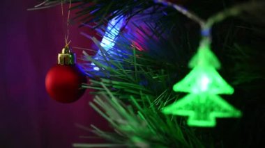 Noel ağacında güzel ışık kutlamasıyla Xmas kırmızı top süslemesi