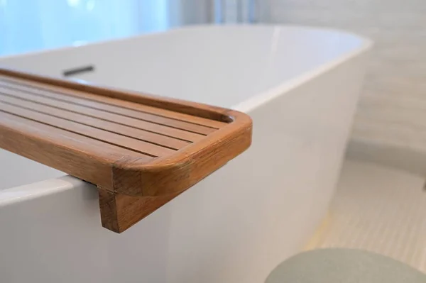 白い浴槽に木の棚バスルームのデザイン — ストック写真