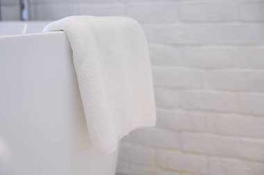 Banyoda beyaz yumuşak havlu, iç tasarım.