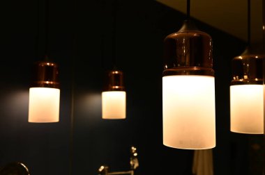 Lüks lamba odada asılı, iç tasarım.