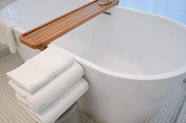Toalhas Brancas Colocar Banheira Banheiro — Fotografia de Stock