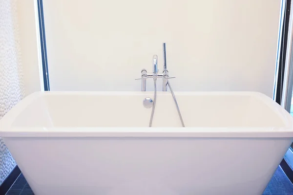 Banyoda Küveti Olan Yangın Musluğu Duşu — Stok fotoğraf