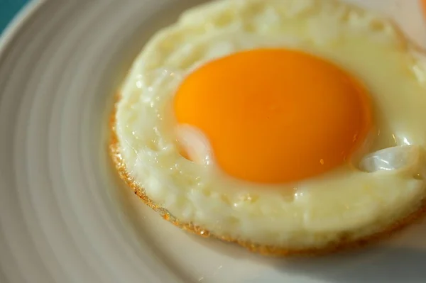 Fried Egg Whtie Plate — Zdjęcie stockowe