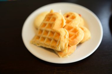 Waffle ve krep beyaz tabakta.