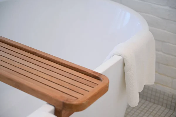 Toalhas Brancas Colocar Banheira Banheiro — Fotografia de Stock