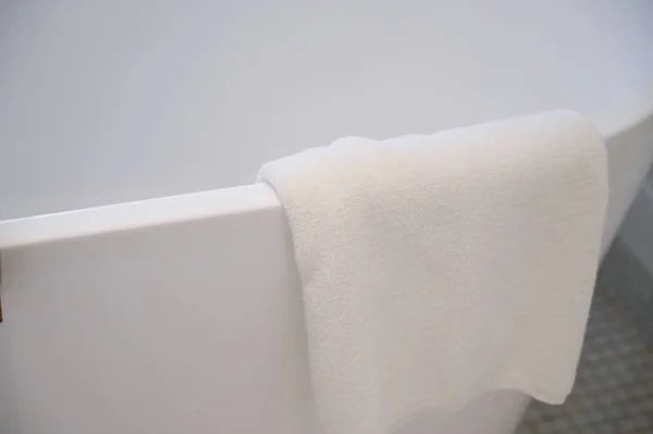 Biały Miękki Ręcznik Łazience Wystrój Wnętrz — Zdjęcie stockowe
