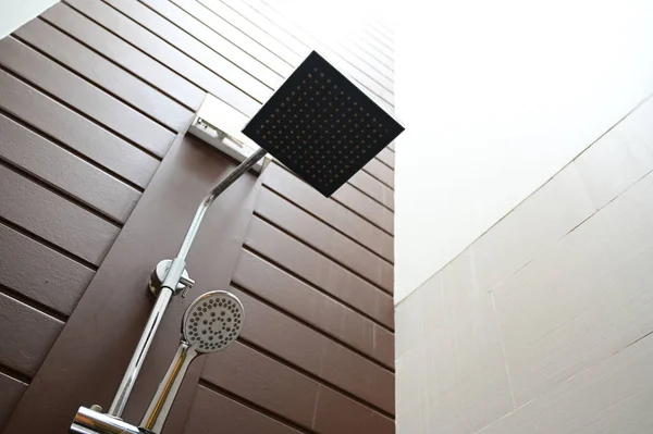 白いバスルームの油圧シャワー — ストック写真