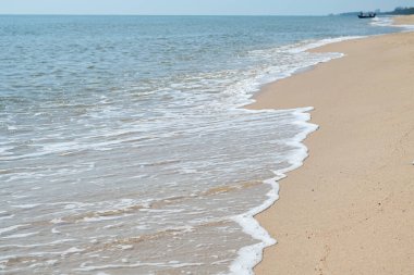 Mavi gökyüzü ile deniz ve kum, doğal arkaplan