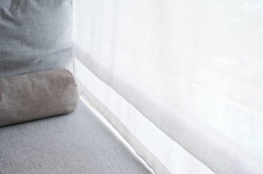 Gri yastık balkona konur