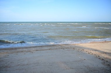 Mavi gökyüzü ile deniz ve kum, doğal arkaplan