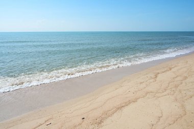 Mavi gökyüzü ile deniz ve kum, doğal arkaplan