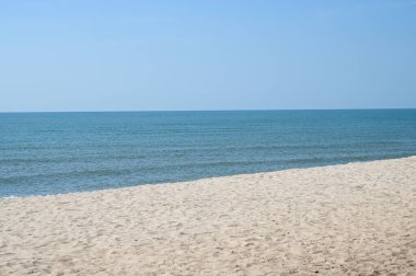 Mavi gökyüzü ile deniz ve kum, doğal arkaplan