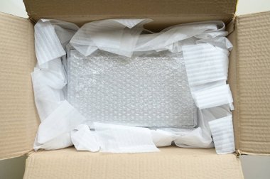 Kahverengi kutuya konulmuş beyaz paket balonu