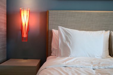 Turuncu lambalı yatak odası, iç tasarım.