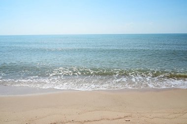 Mavi gökyüzü ile deniz ve kum, doğal arkaplan