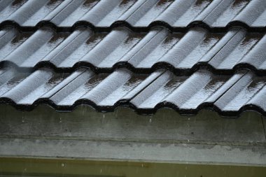 Ev sakinlerinin ıslak çatısı, inşaat endüstrisi.