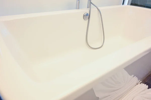 Banyoda Küveti Olan Yangın Musluğu Duşu — Stok fotoğraf