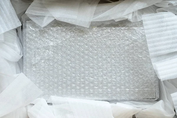 Kahverengi Kutuya Konulmuş Beyaz Paket Balonu — Stok fotoğraf