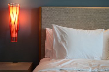 Turuncu lambalı yatak odası, iç tasarım.