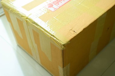 uyarı sembollü kahverengi kutu paketlemesi