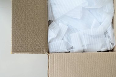 Kahverengi kutuya konulmuş beyaz paket balonu