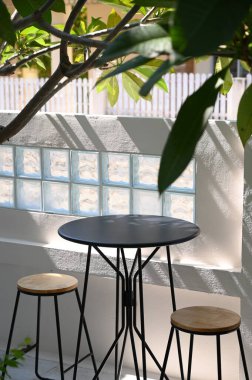 yuvarlak masa ve bahçede sandalyeler.