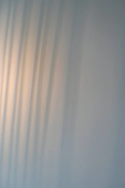 Odasında Sıcak Işık Olan Beyaz Perde — Stok fotoğraf