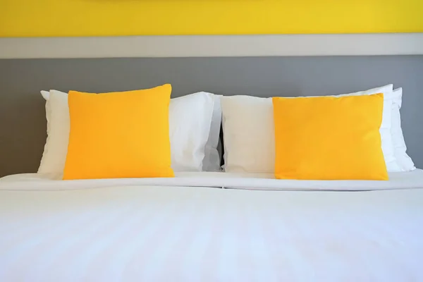 Желтая Подушка Белой Кровати Дизайн Интерьера — стоковое фото